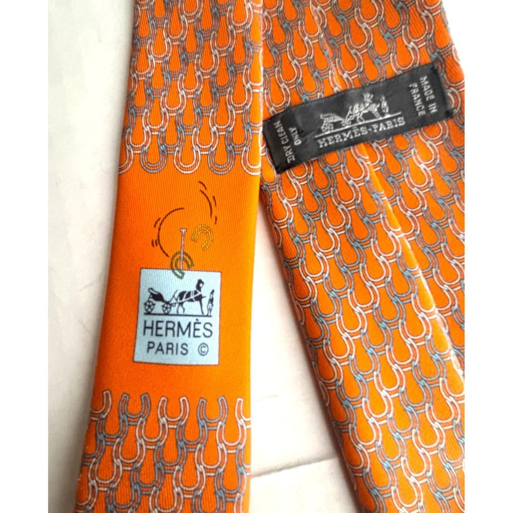 Hermes Paris Mens Orange Silk Horseshoe Link Pattern Necktie 6324 PA France EUC